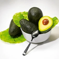 DecoWoerner Avocado Lebensmittel-Attrappe, Pack à 3 Stück grün