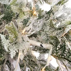 Discount DecoWoerner Hängender, Künstlicher Weihnachtsbaum Zeder Mit Beeisten Nadeln Und LED 300 Cm weiß