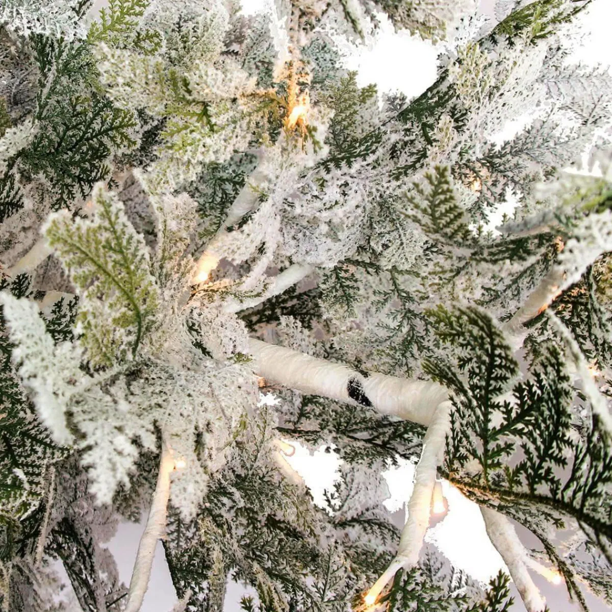 Discount DecoWoerner Hängender, Künstlicher Weihnachtsbaum Zeder Mit Beeisten Nadeln Und LED 300 Cm weiß