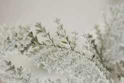 Discount DecoWoerner Hängender, Künstlicher Weihnachtsbaum Zeder Mit Beeisten Nadeln Und LED 300 Cm weiß