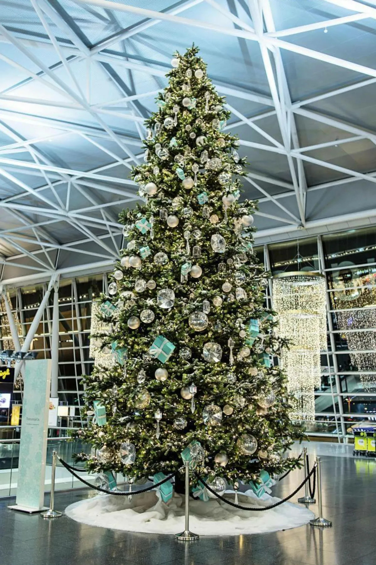 Online DecoWoerner Künstlicher Gigant-Weihnachtsbaum "Deluxe" grün