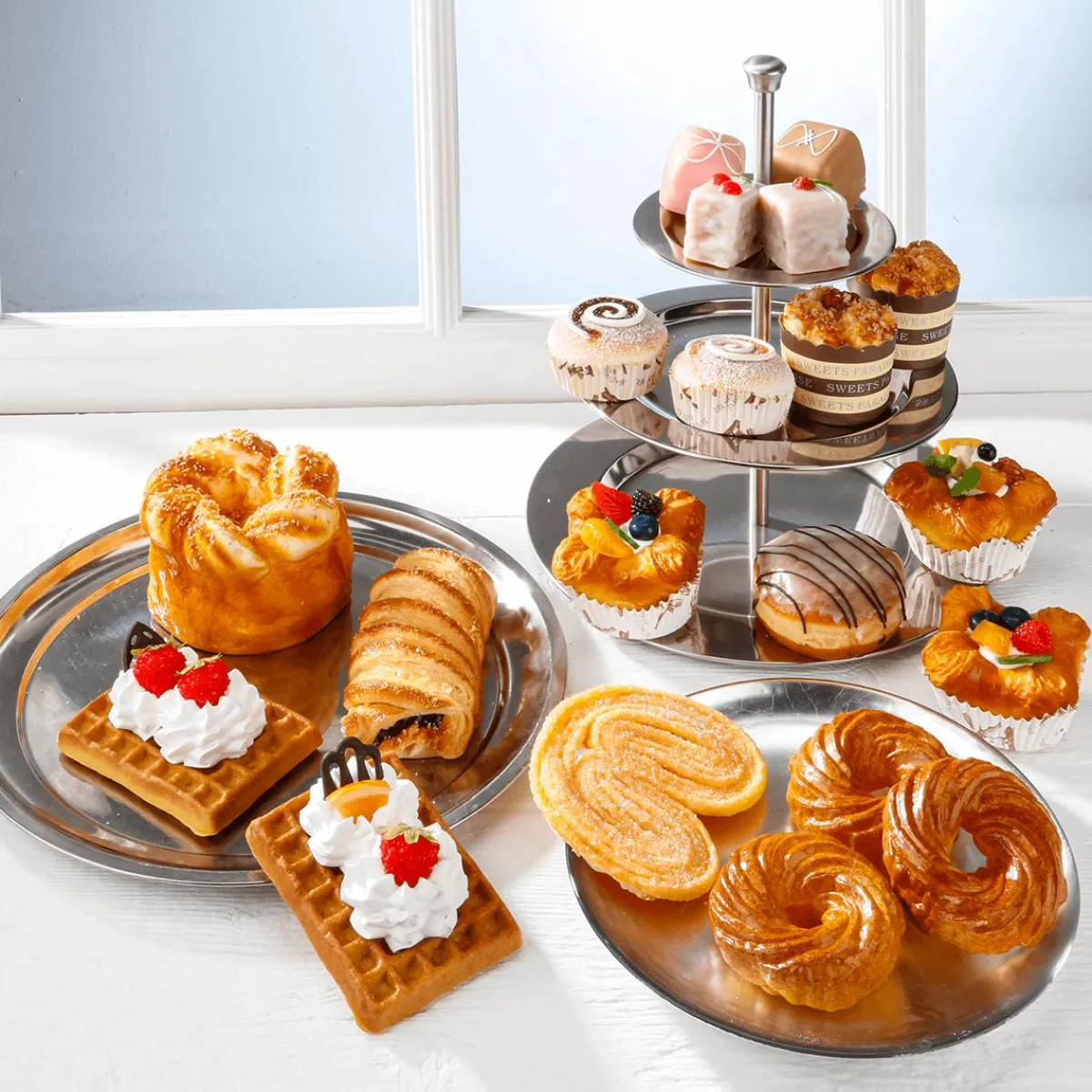 Sale DecoWoerner Krapfen Verziert Lebensmittel-Attrappe 9 Cm weiß