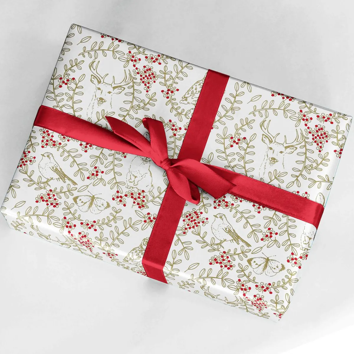 DecoWoerner Nachhaltiges Geschenkpapier Mit Waldtieren, Ranken Und Roten Beeren – 50 M Geschenkpapier-Rolle mehrfarbig