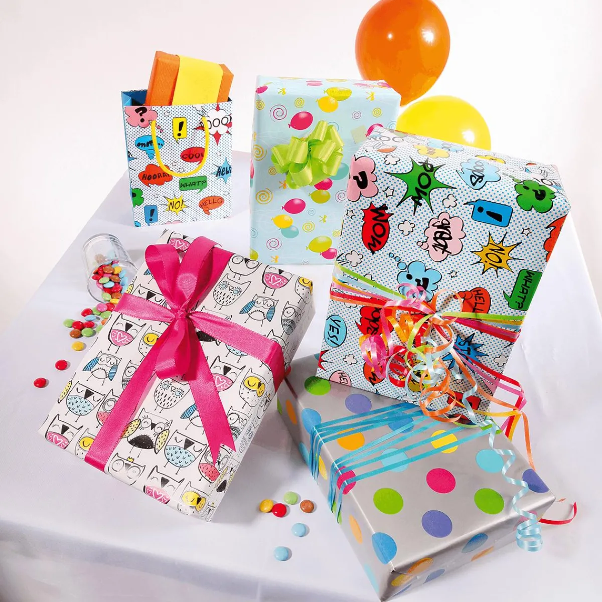 New DecoWoerner Nachhaltiges, nes Geschenkpapier Mit Bunten Punkten – 50 M Geschenkpapier-Rolle silber