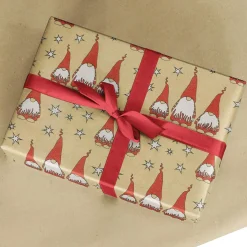 DecoWoerner Recyceltes Kraftpapier Mit Roten Wichteln & Weißen Sternen – 50 M Geschenkpapier-Rolle braun