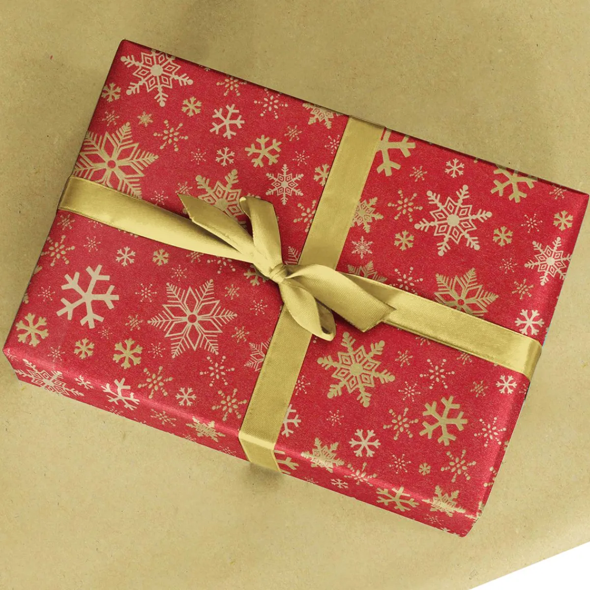 New DecoWoerner Recyceltes, es Kraftpapier Mit Goldenen Schneeflocken – 50 M Geschenkpapier-Rolle rot
