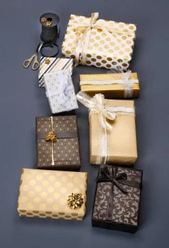 DecoWoerner Recyceltes, es Kraftpapier Mit Goldenem Fächermotiv – 50 M Geschenkpapier-Rolle schwarz