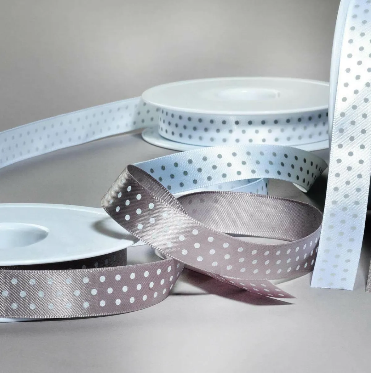 Discount DecoWoerner Satinband Mit Punkten, 15 Mm, 20 M, weiß