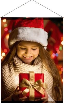 Discount DecoWoerner Schwer Entflammbarer Stoffbanner "Mädchen Mit Weihnachtsgeschenk" Aus Fahnenstoff 100 X 140 Cm rot