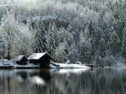 New DecoWoerner XXL-Planenbanner "Beschneite Hütte Am See" Aus Schwer Entflammbarer LKW-Plane 300 X 400 Cm weiß